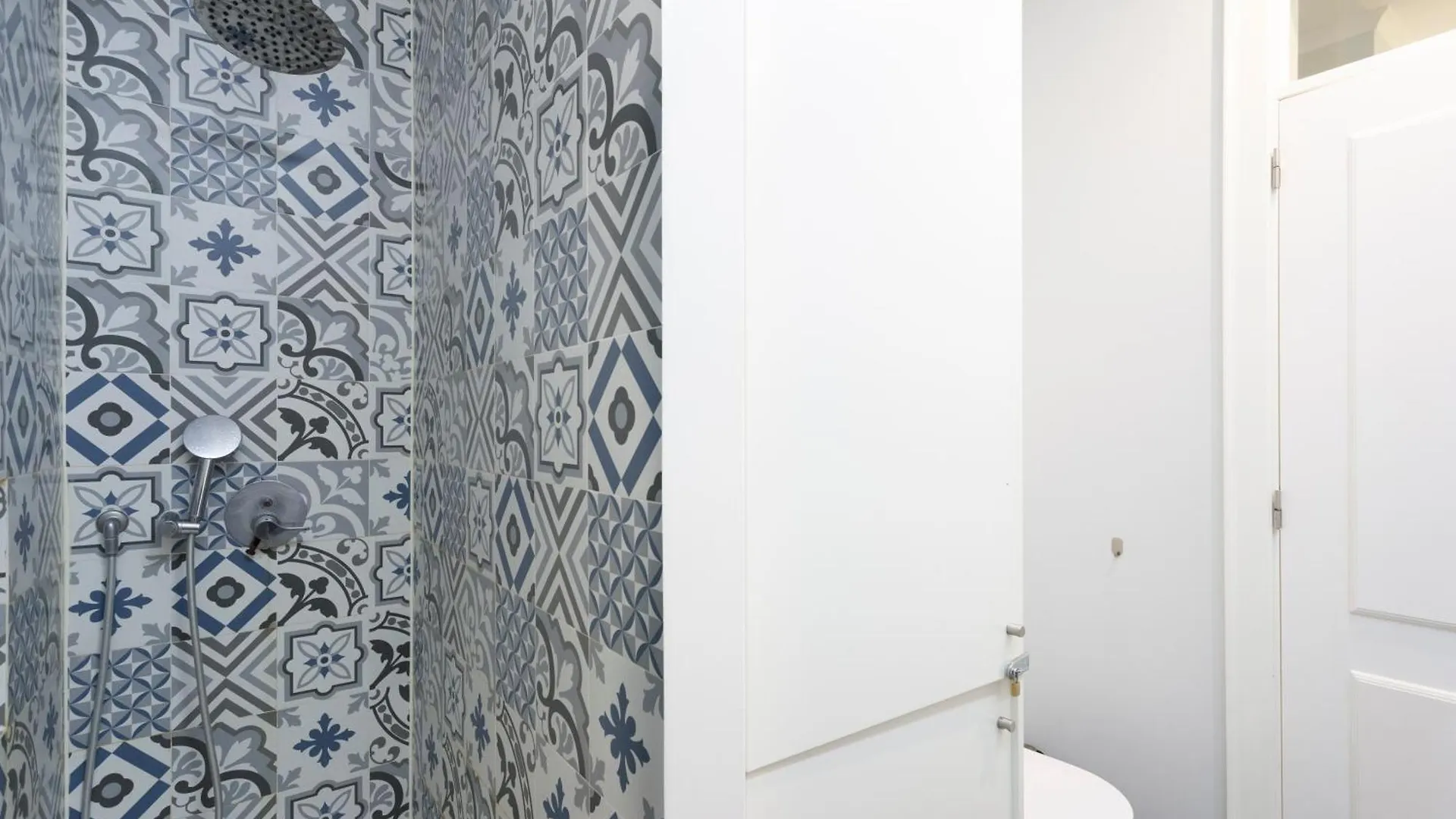 Homestay Pleasant Rooms In Shared House In The Center Of Lisbon Praca Da Figueira Portugal