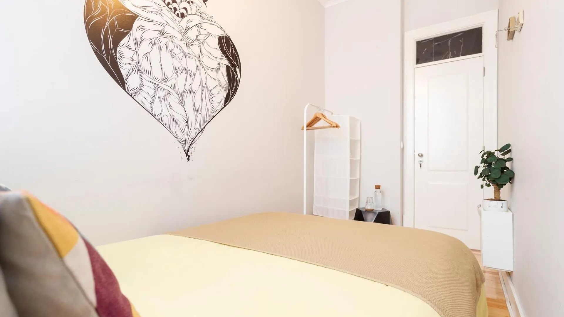 Pleasant Rooms In Shared House In The Center Of Lisbon Praca Da Figueira Portugal