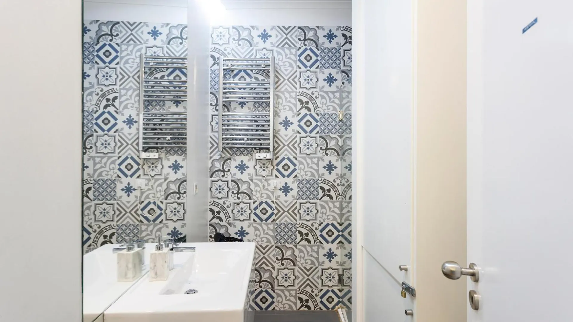 Homestay Pleasant Rooms In Shared House In The Center Of Lisbon Praca Da Figueira